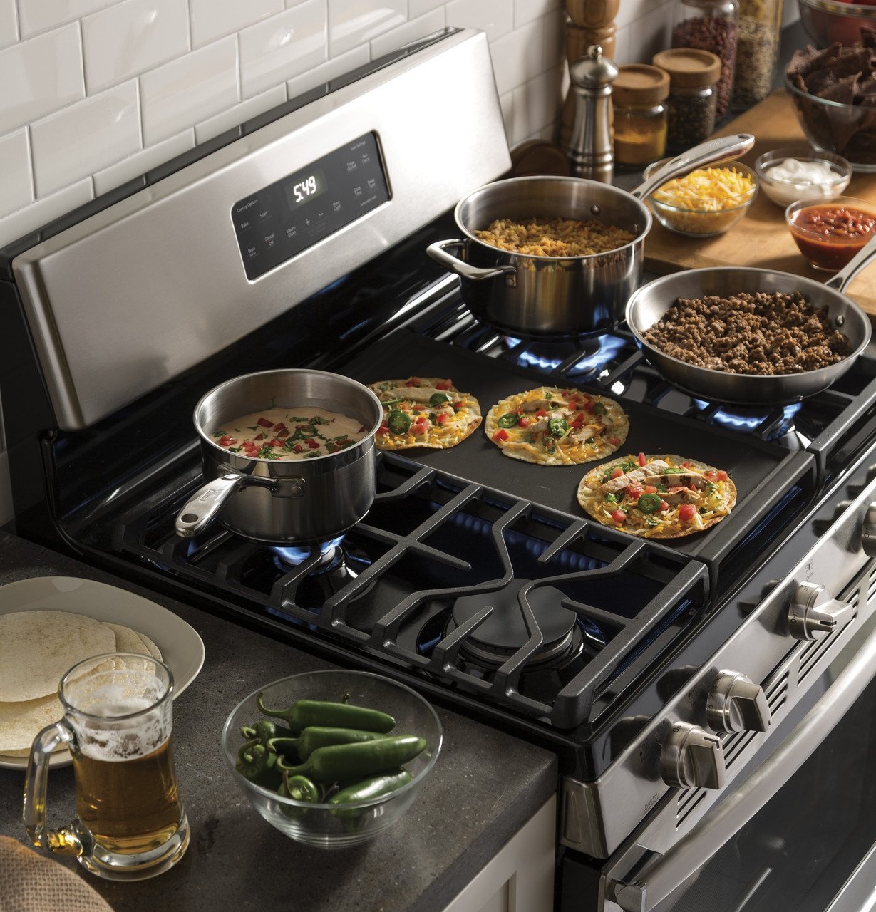 7c9b9889a549f2639e05458058d7e61ffeb6d7eb__16738.jpg GE 30″ Freestanding Gas Range