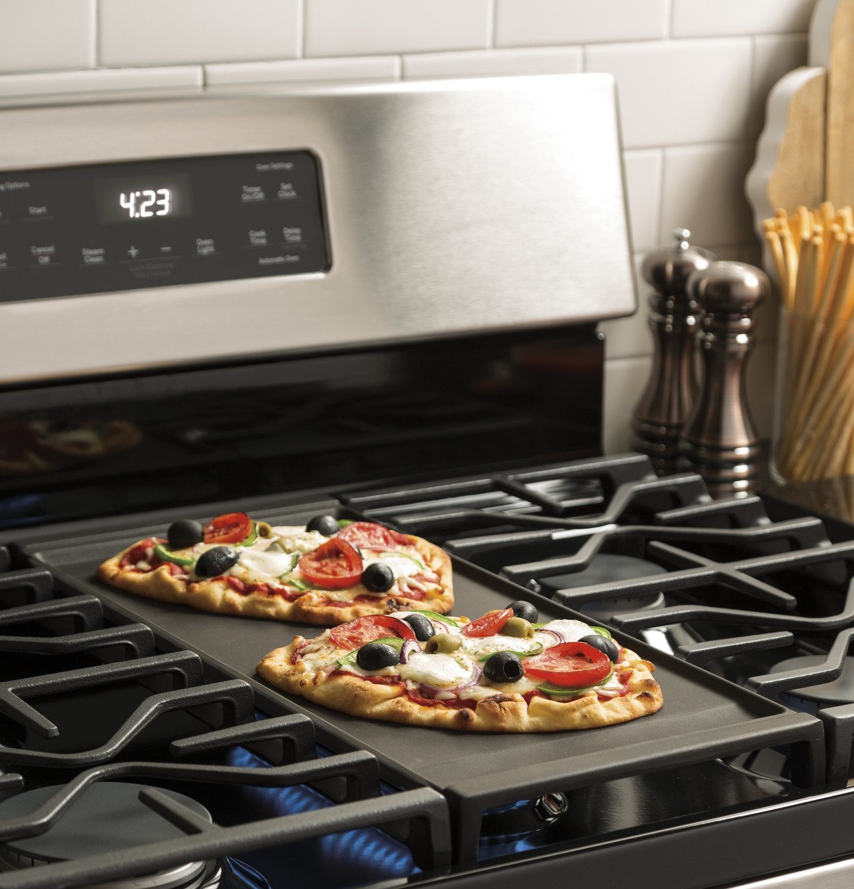 9538540467e424d21a016e295c39a29776871f6c__69788.jpg GE 30″ Freestanding Gas Range