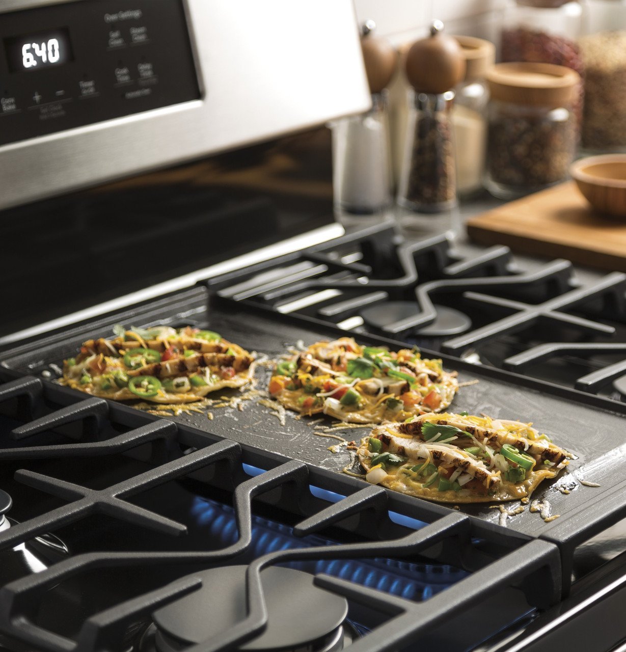 ecdd508d64358e39c782236f0492ee028ec06264__57843.jpg GE 30″ Freestanding Gas Range